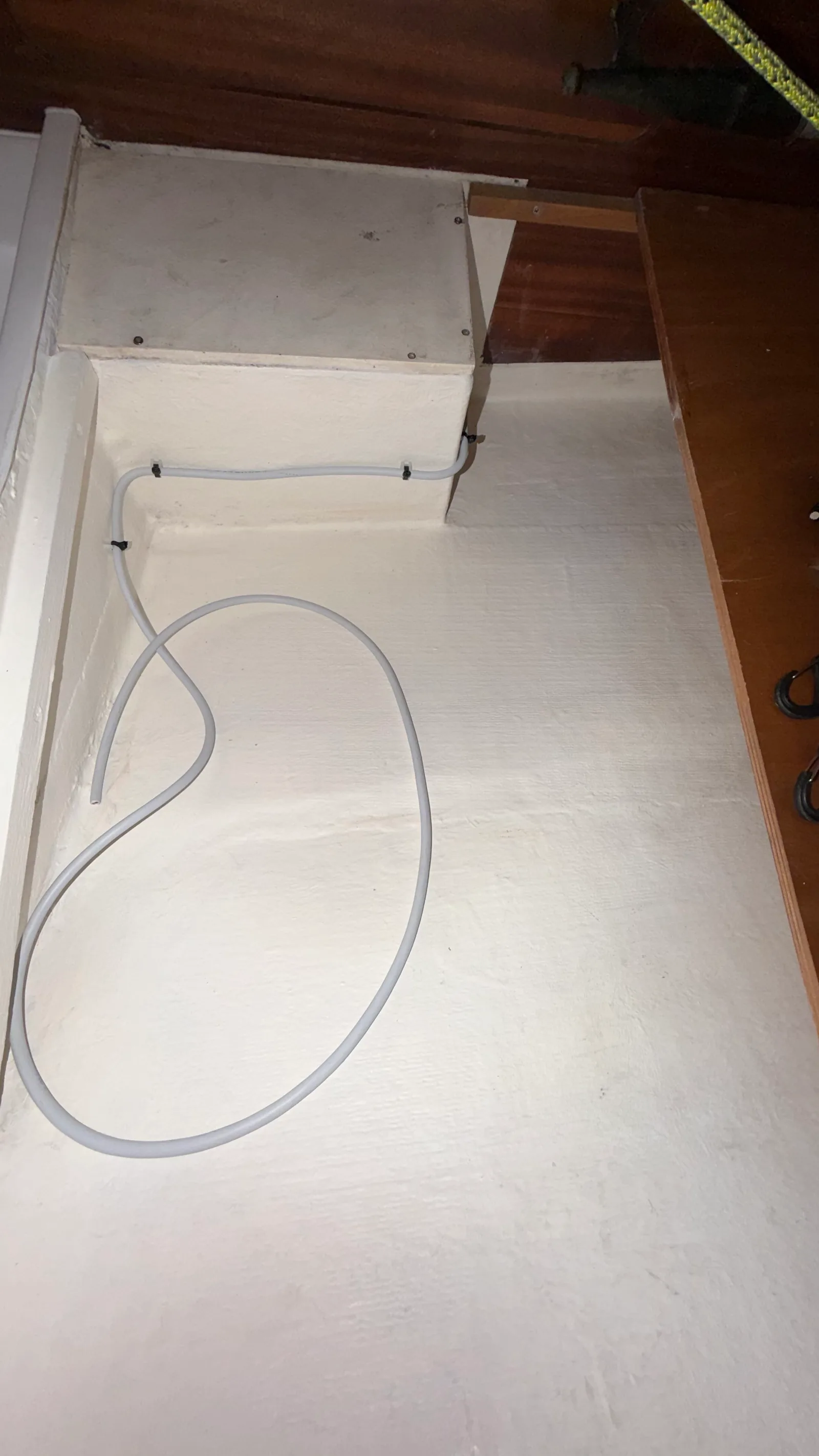 Cloisons intérieures d'un J/92s après réparation : arête bois/polyester reprise à l'époxy et refinie au gelcoat spray, cale bâbord repeinte — l'intérieur remis d'aplomb avant remise à l'eau
