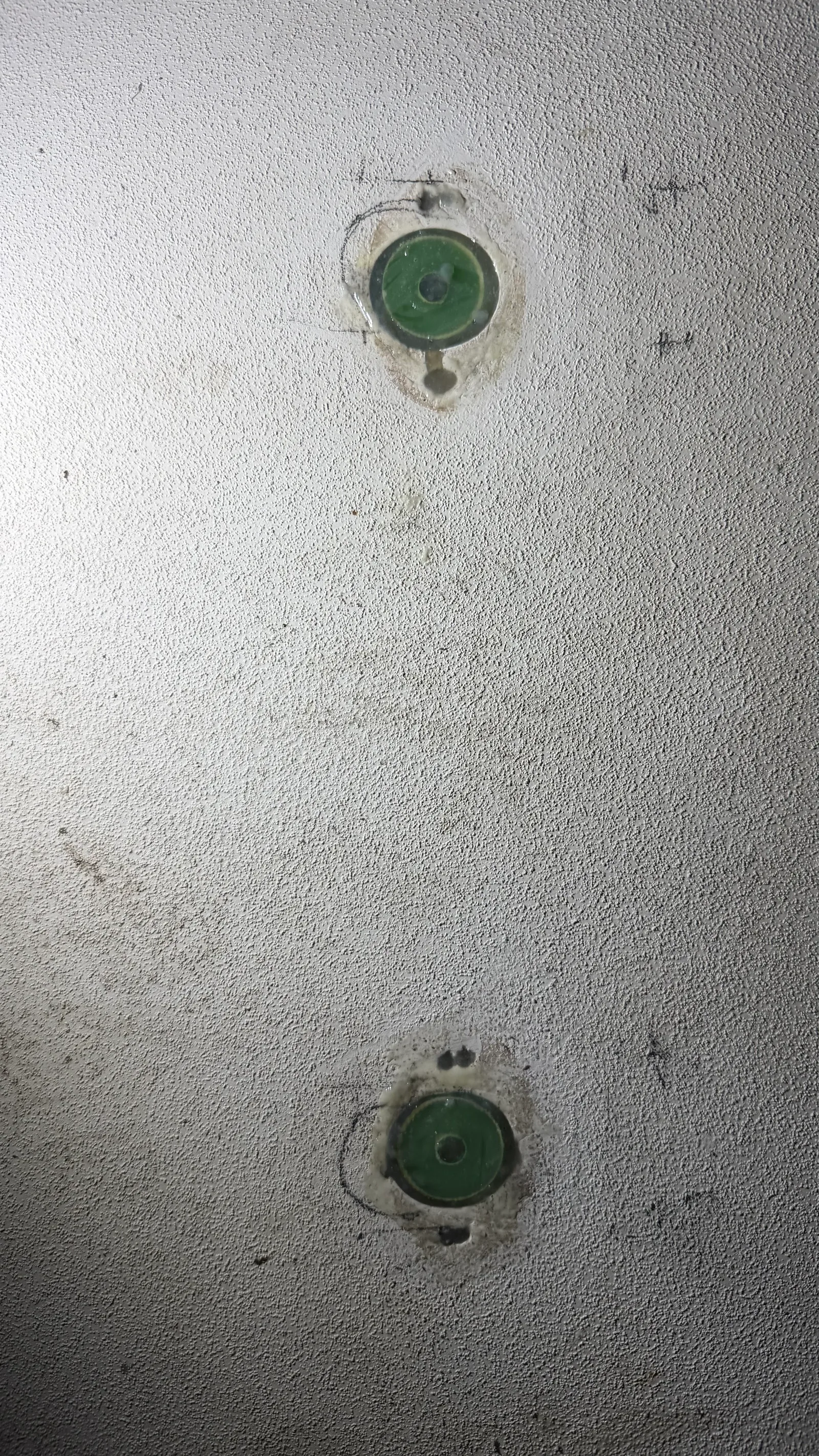 Anciens trous d'embases comblés par des disques de FP4 empilés et noyés dans l'époxy, plancher de cockpit d'un J/92s reconstruit sans mastic
