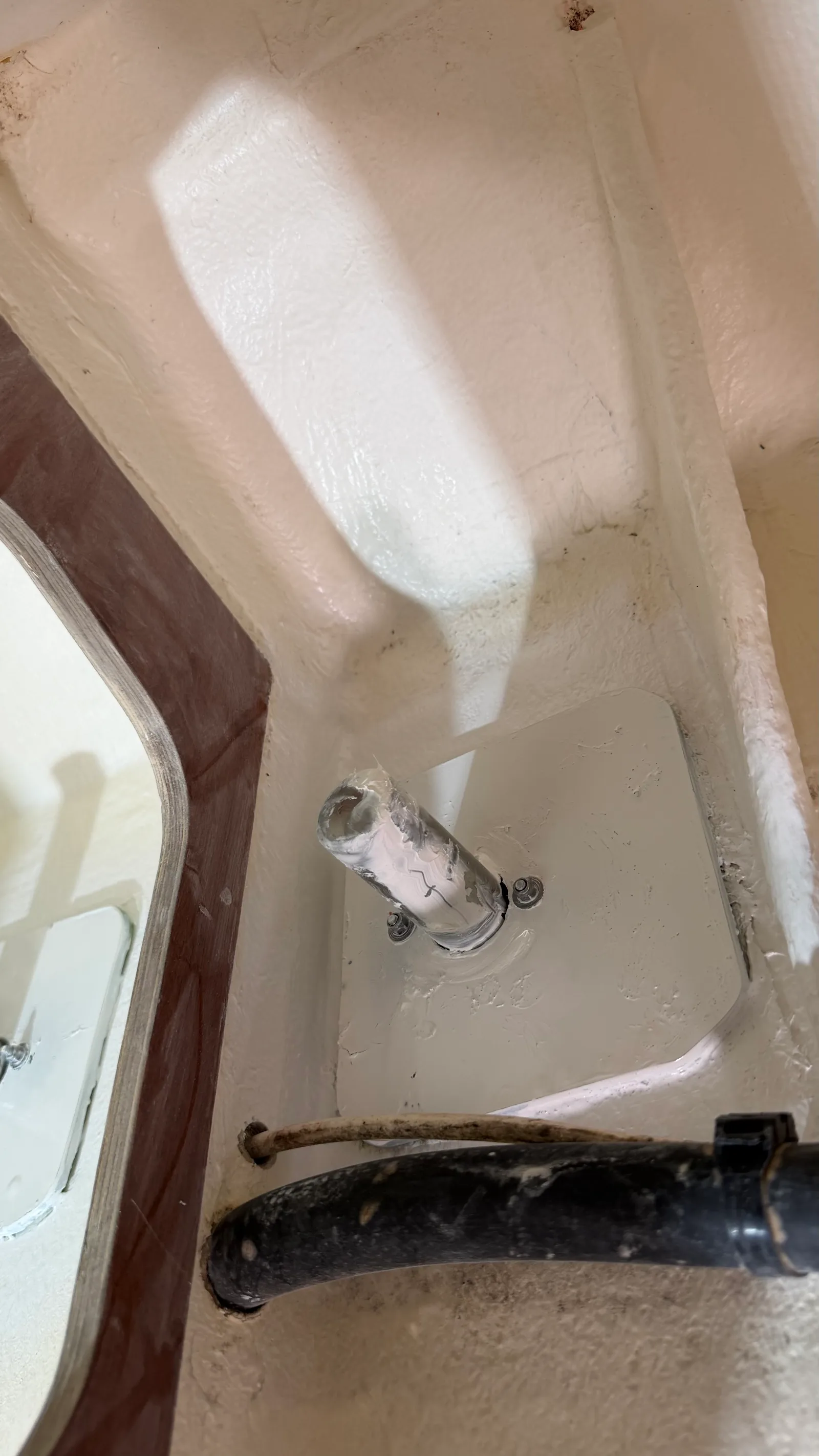 Nouvelles embases d'échelle de bain sur le plancher de cockpit d'un J/92s, à la bonne place et scellées au Sikaflex — fixation étanche et durable