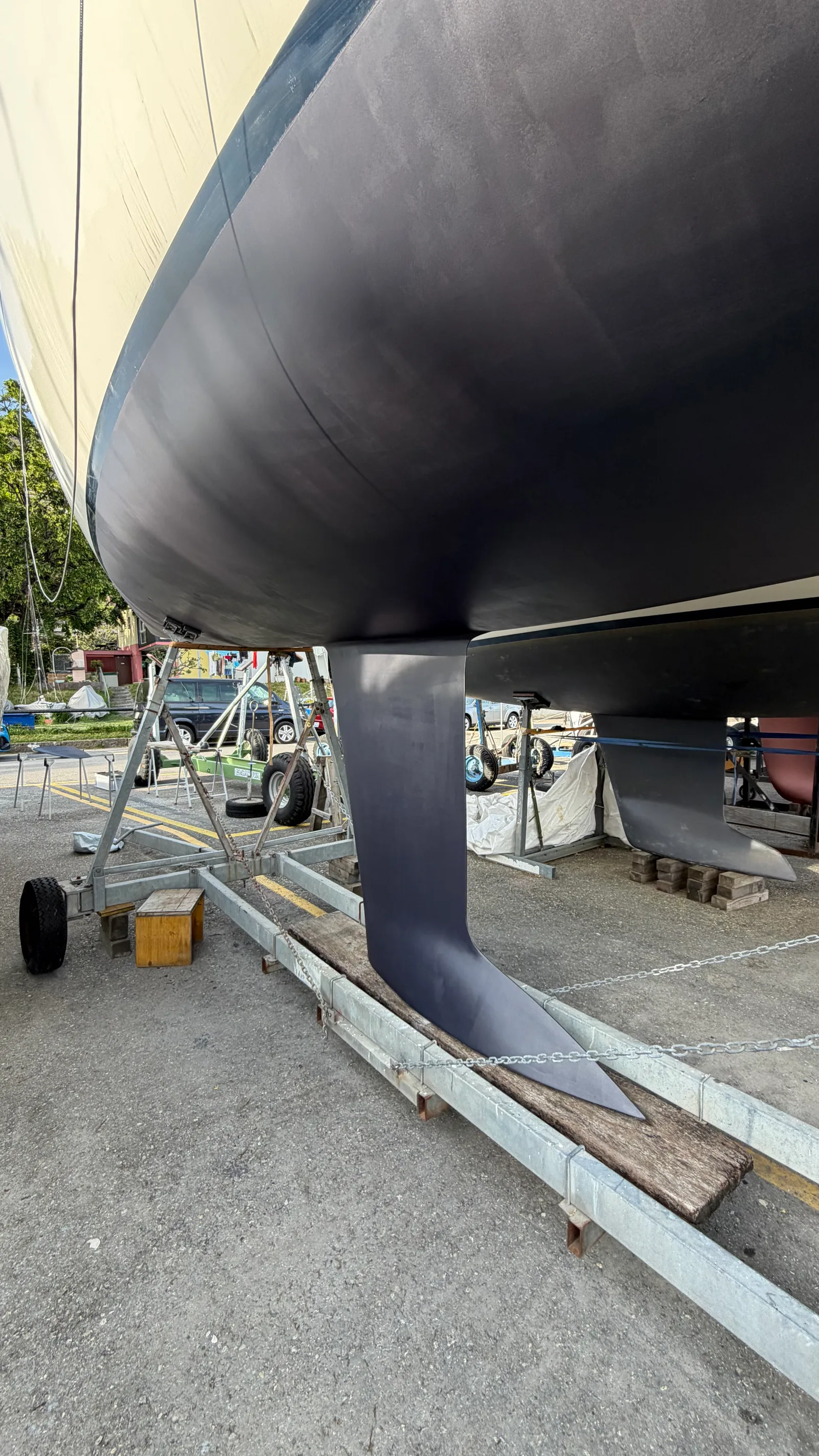 Coque d'un J/92s après trois couches d'antifouling Thin Film Graphite, teinte homogène et surface lisse — prête pour la remise à l'eau