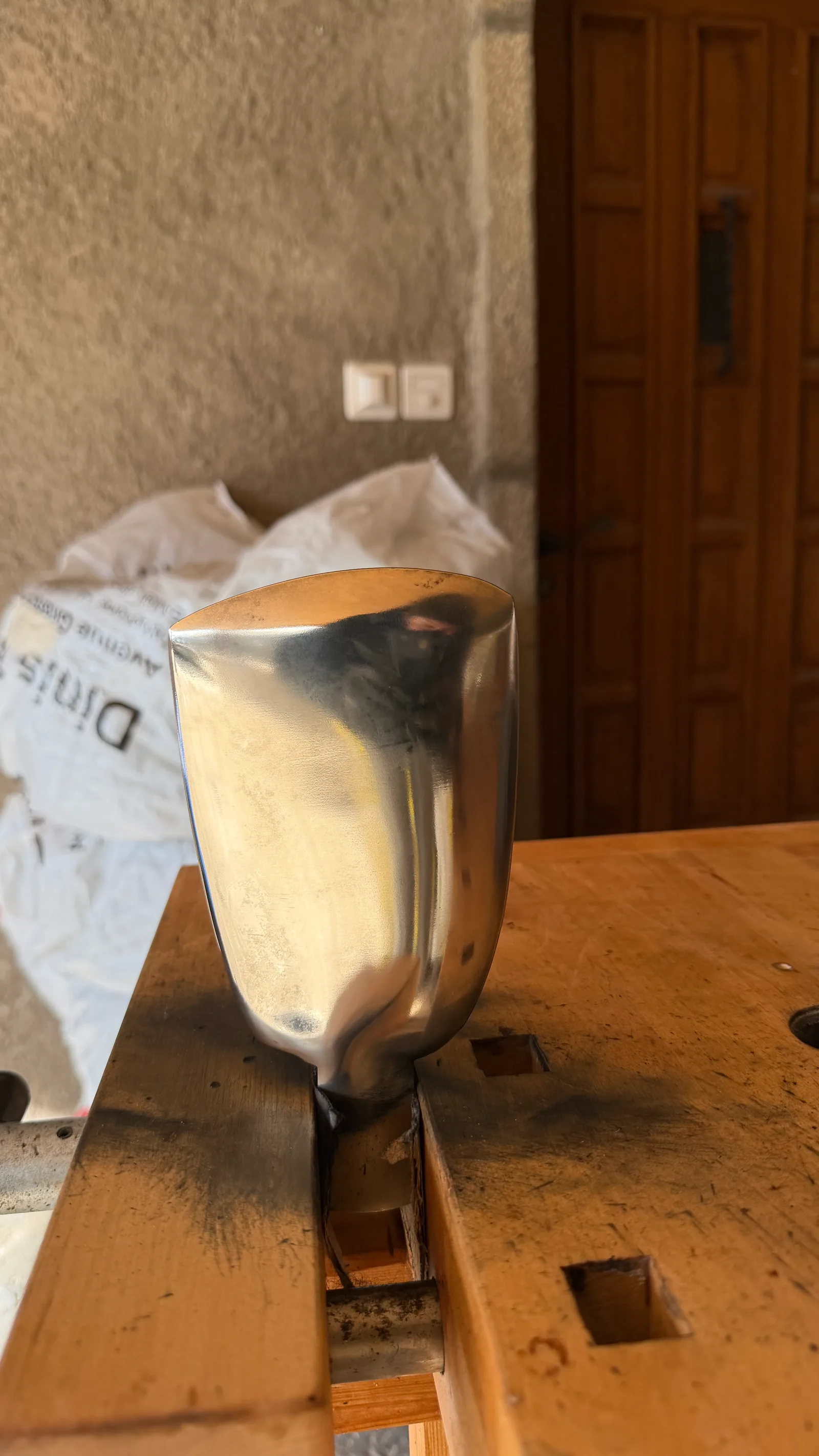Une pale de l'hélice Gori polie miroir, posée sur l'établi après démontage