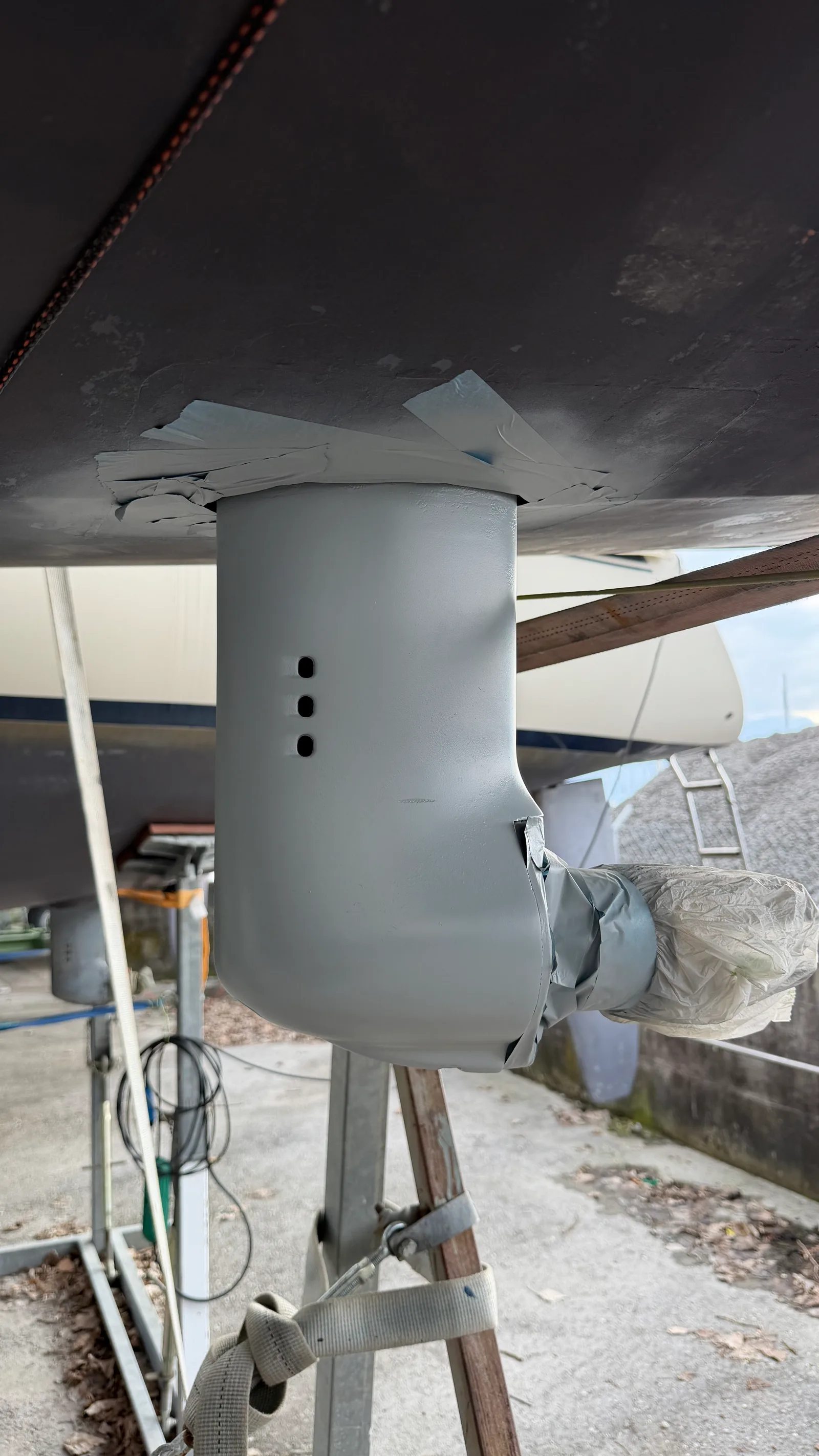 Embase Sail Drive avec l'antifouling spray gris Volvo appliqué en couches, sortie d'arbre encore masquée