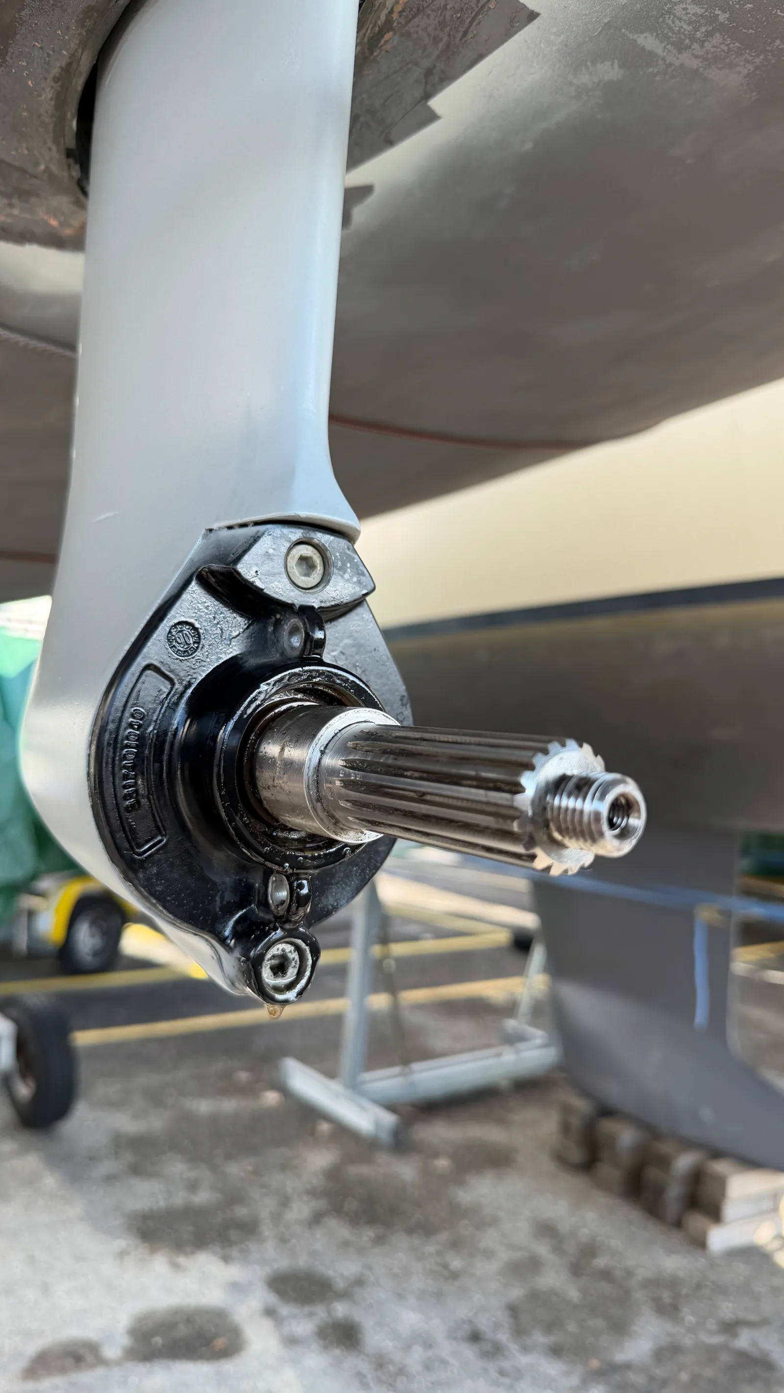Sail Drive et hélice Gori finalisés : primer au zinc puis antifouling gris Volvo sur l'embase aluminium, antifouling transparent fin sur les pales — les peintures adaptées à l'aluminium évitent la corrosion galvanique