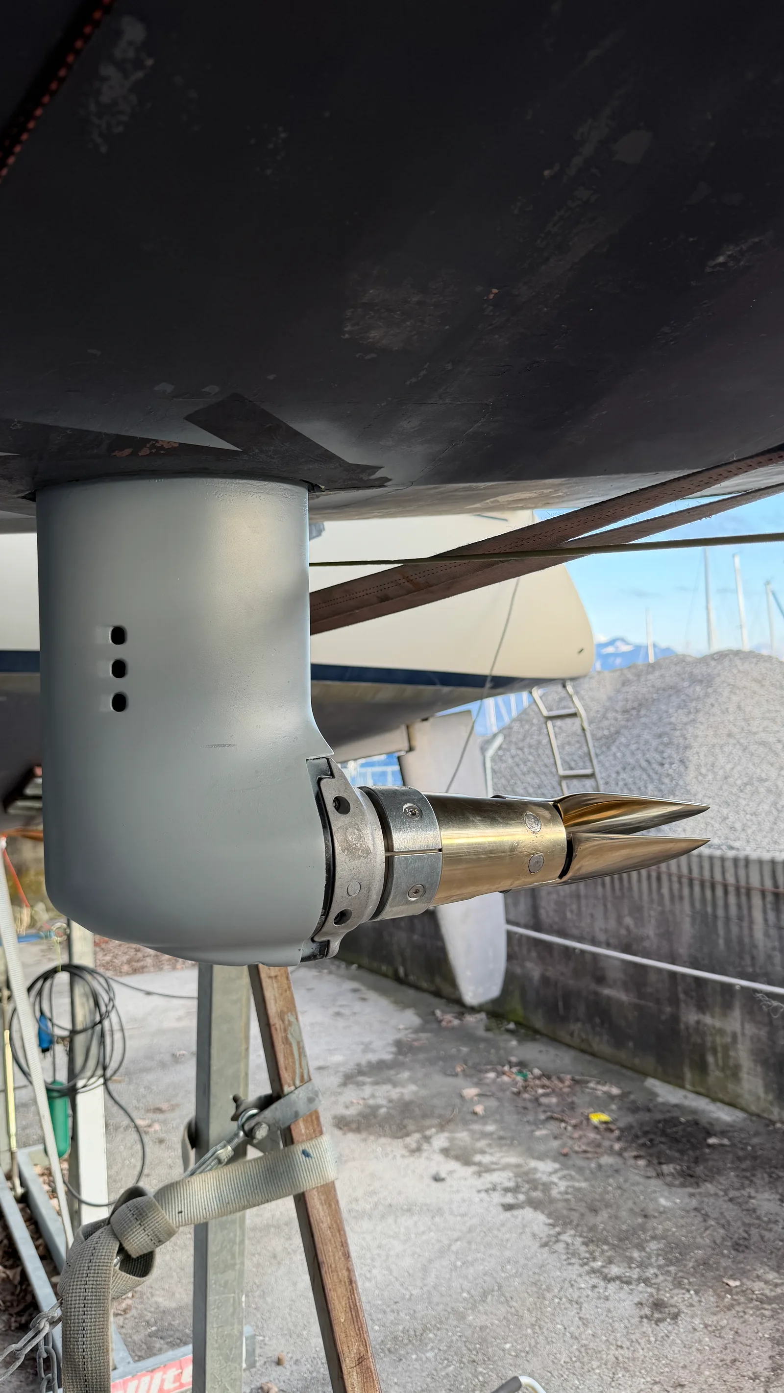Embase Sail Drive Volvo remontée et repeinte, anode neuve visible à la base : la protection galvanique sacrificielle protège l'aluminium de la corrosion