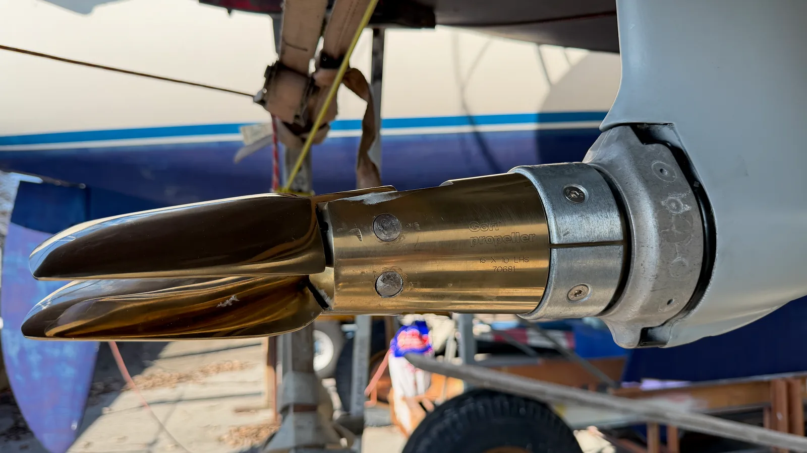Hélice repliable Gori polie et repliée sur l'embase Sail Drive Volvo fraîchement peinte au primer zinc puis antifouling gris, anodes neuves montées