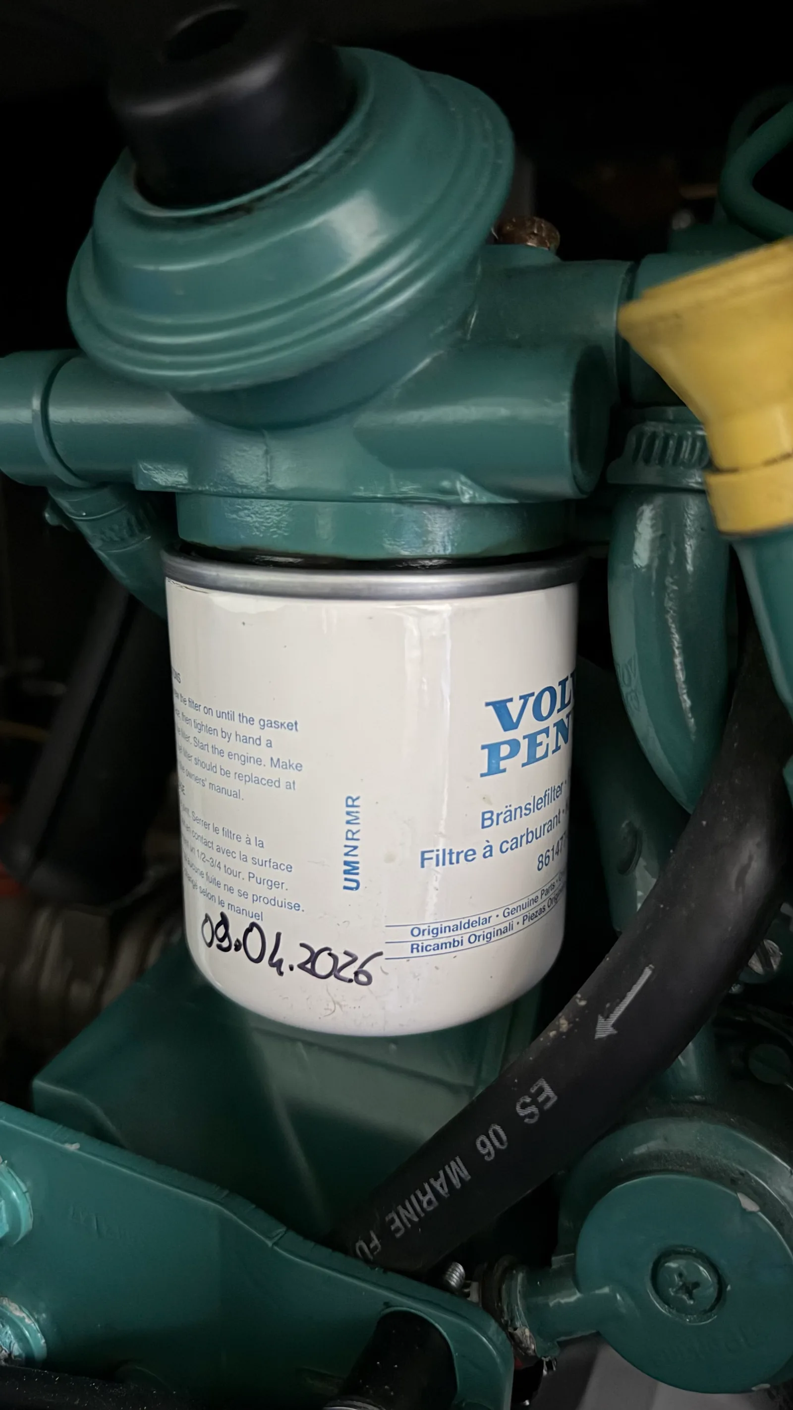 Filtre à gasoil Volvo Penta d'origine, date de montage inscrite au marqueur sur le corps du filtre