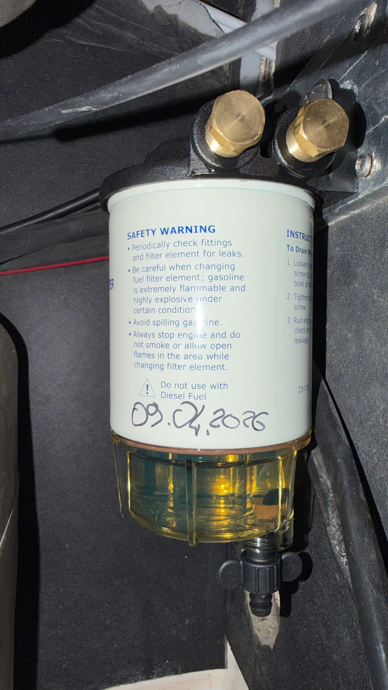 Nouveau pré-filtre à gasoil avec cuve transparente laissant voir le gasoil ambré, robinet de purge noir en bas, cartouche vissée datée