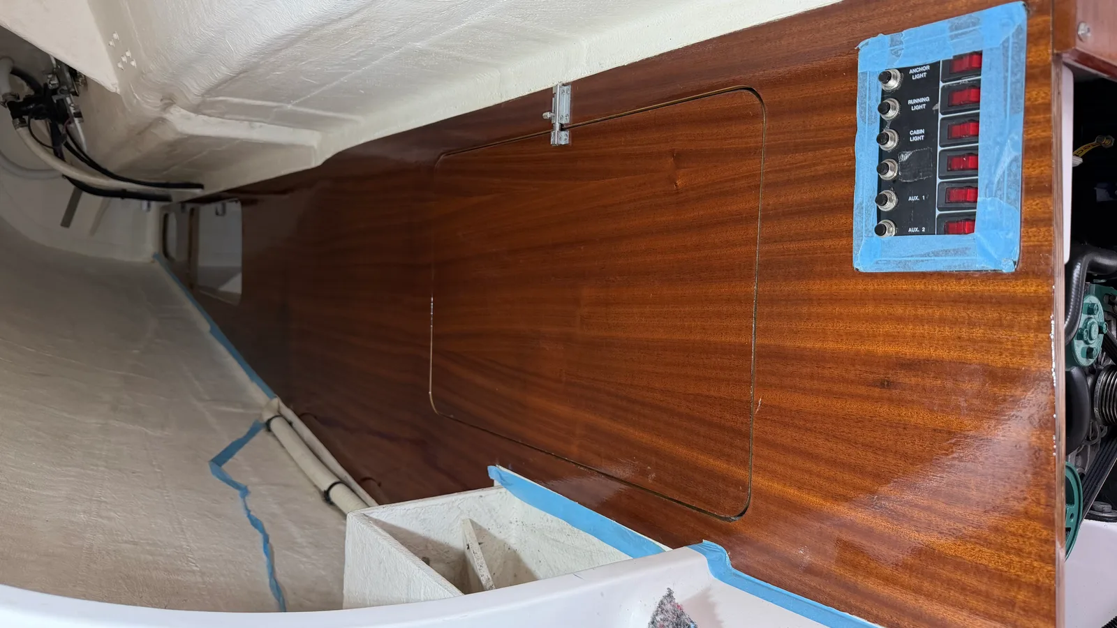 Cloison en acajou du compartiment moteur du J/92s vernie avec Veneziani Wood Line, finition brillante scellée, tableau électrique visible