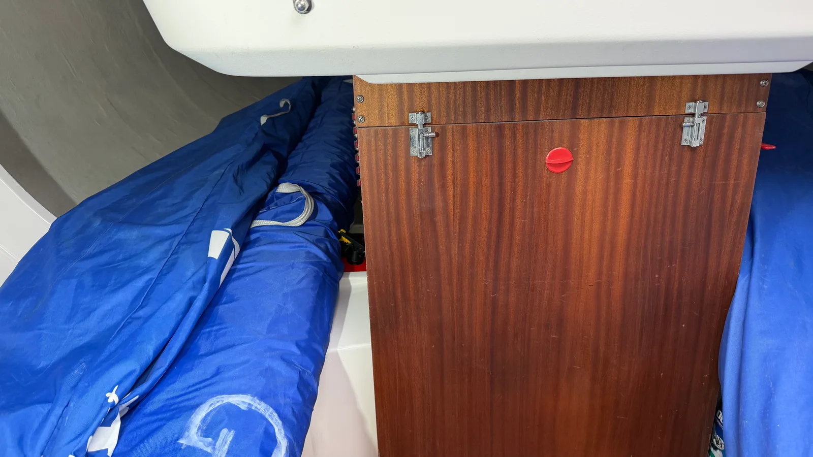 Compartiment moteur du J/92s après refit : cloisons acajou vernies avec Veneziani Wood Line, film brillant scellé, prêt à repousser l'humidité et les brouillards d'huile