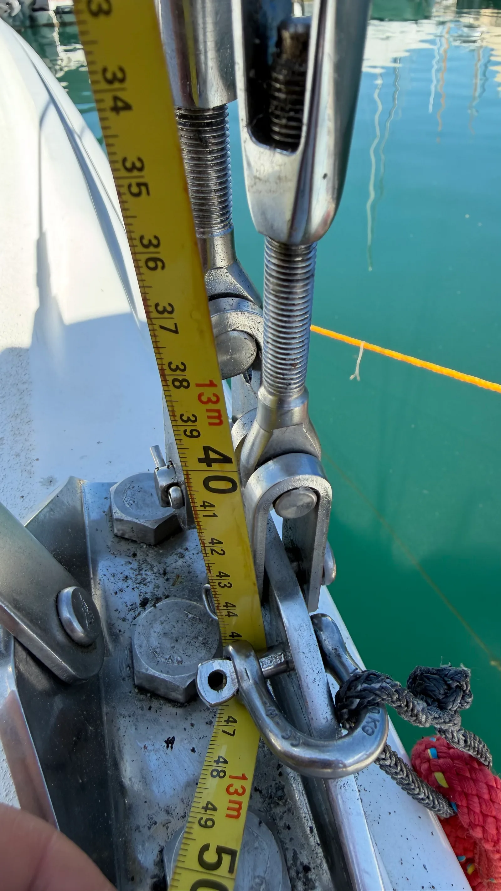 Centrage — mesure côté tribord : mètre tendu depuis une drisse jusqu'à la cadène tribord d'un J/92s