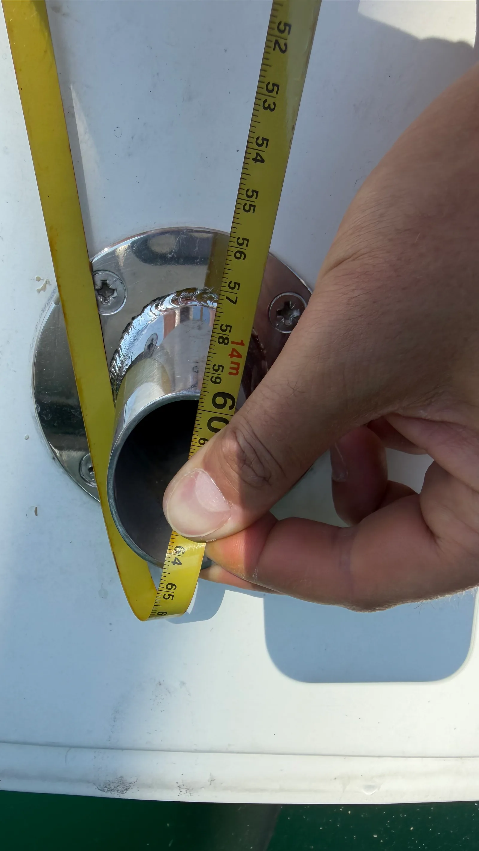 Contrôle de la quête vers l'arrière : mètre tendu depuis une drisse jusqu'à un point de référence à l'arrière du bateau, JAMAIS