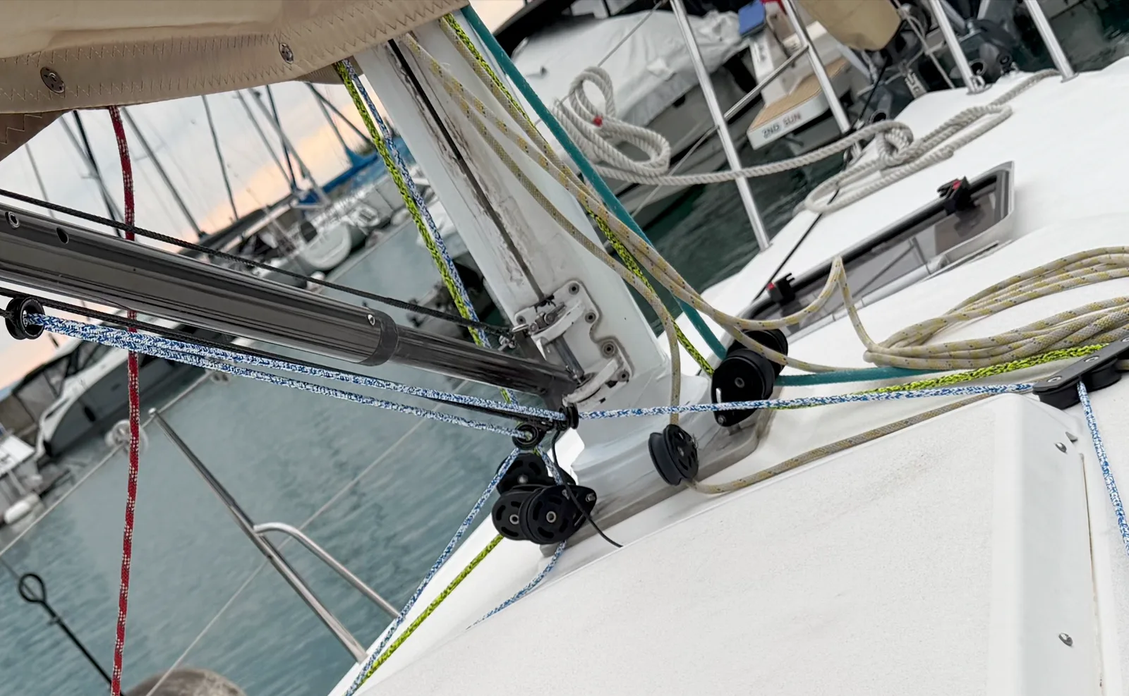 Pied de mât de JAMAIS après refit : étambrai réassis, ruban mastcollar en place, cordages de manœuvre organisés vers l'arrière sur le rouf