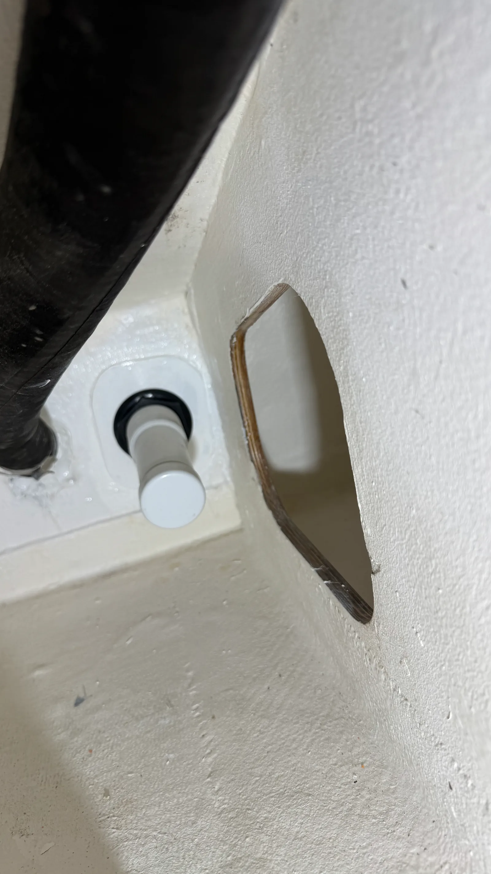 Échelle de secours Osculati installée au tableau arrière d'un J/92s, boîtier étanche prêt à déployer trois marches depuis l'eau