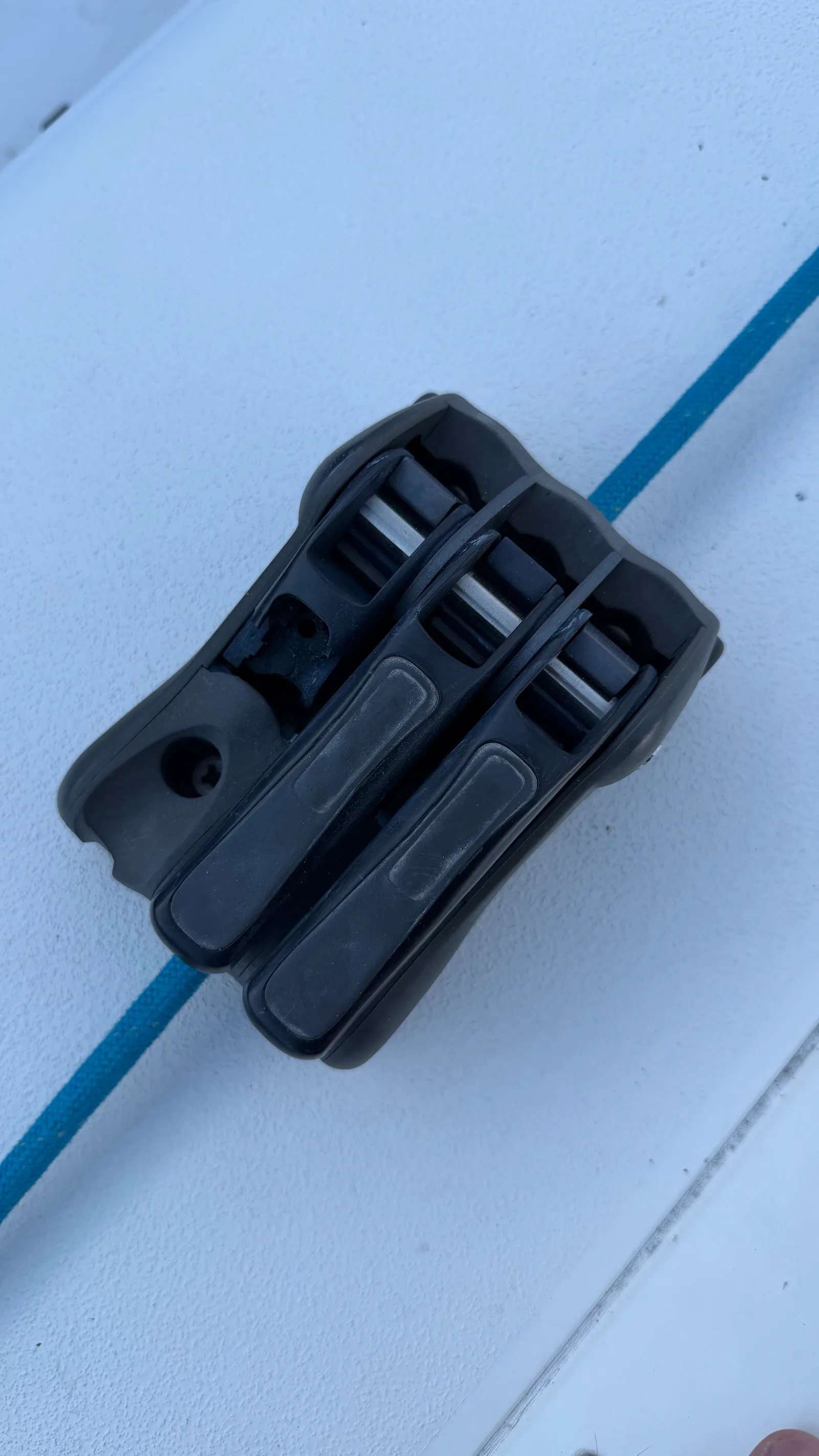 Ancien stopper triple Spinlock XAS déposé sur le pont d'un J/92s avant remplacement