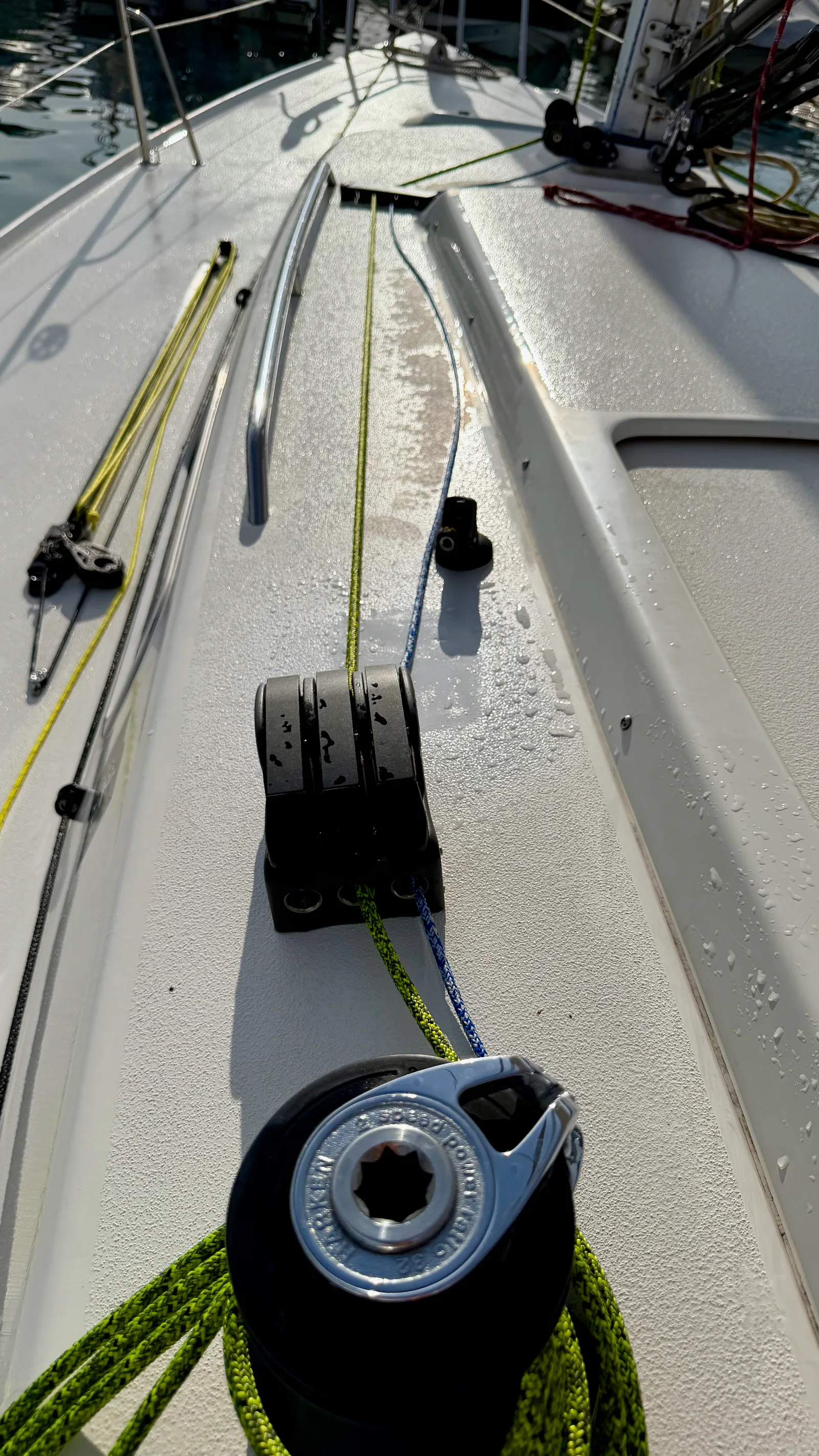 Vue plongeante d'un stopper Spinlock XTS 6-10 triple, d'un organiseur de pont et d'un taquet Spinlock PXR sur tourelle : la nouvelle disposition qui met le hale-bas sous la main du barreur et de l'équipier au rappel