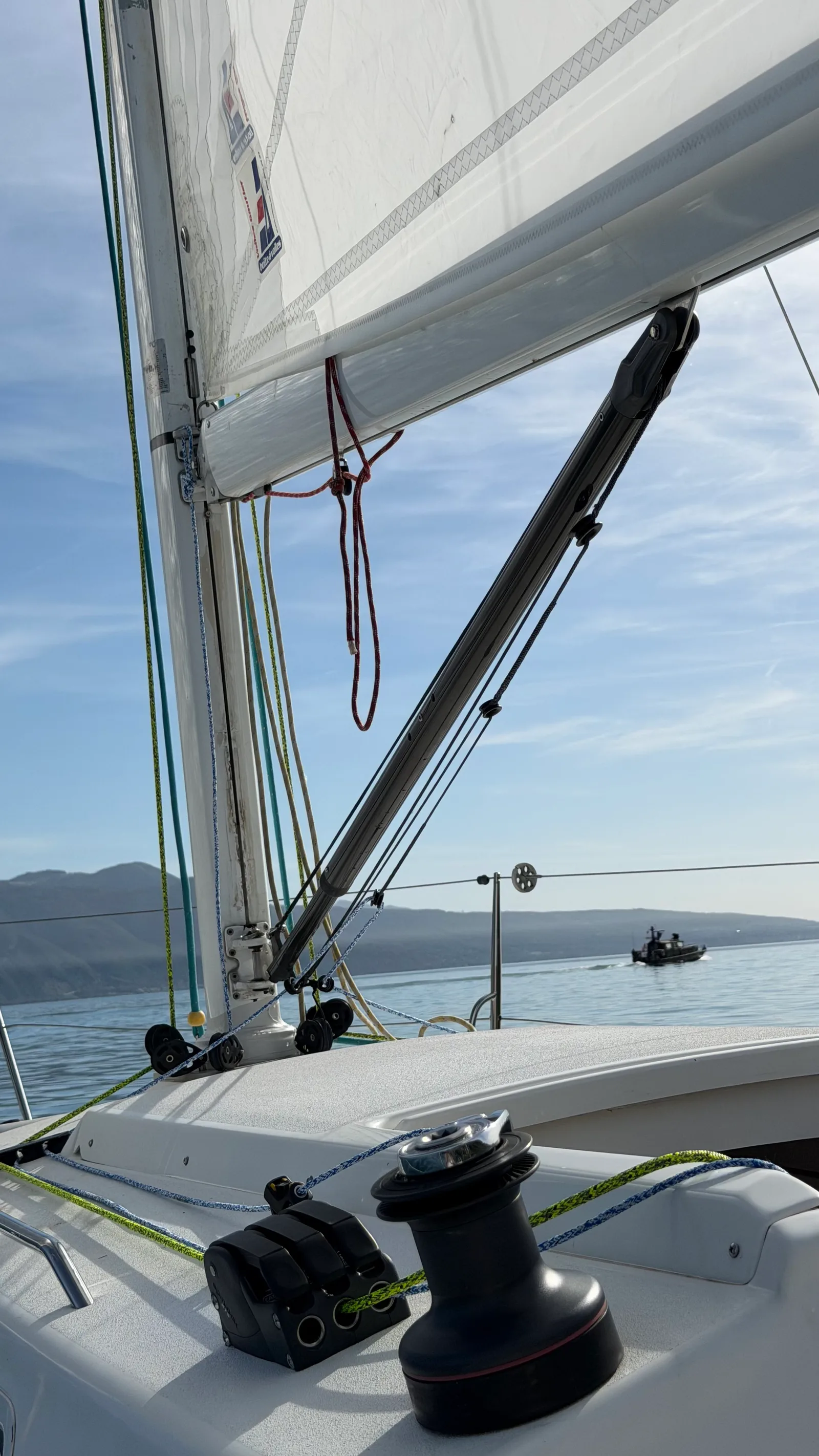 Hale-bas de JAMAIS refait en cascade Dyneema 78 dégainé sur anneaux à faible friction, tire finale double-ended Marlow Excel Fusion ramenée vers le cockpit