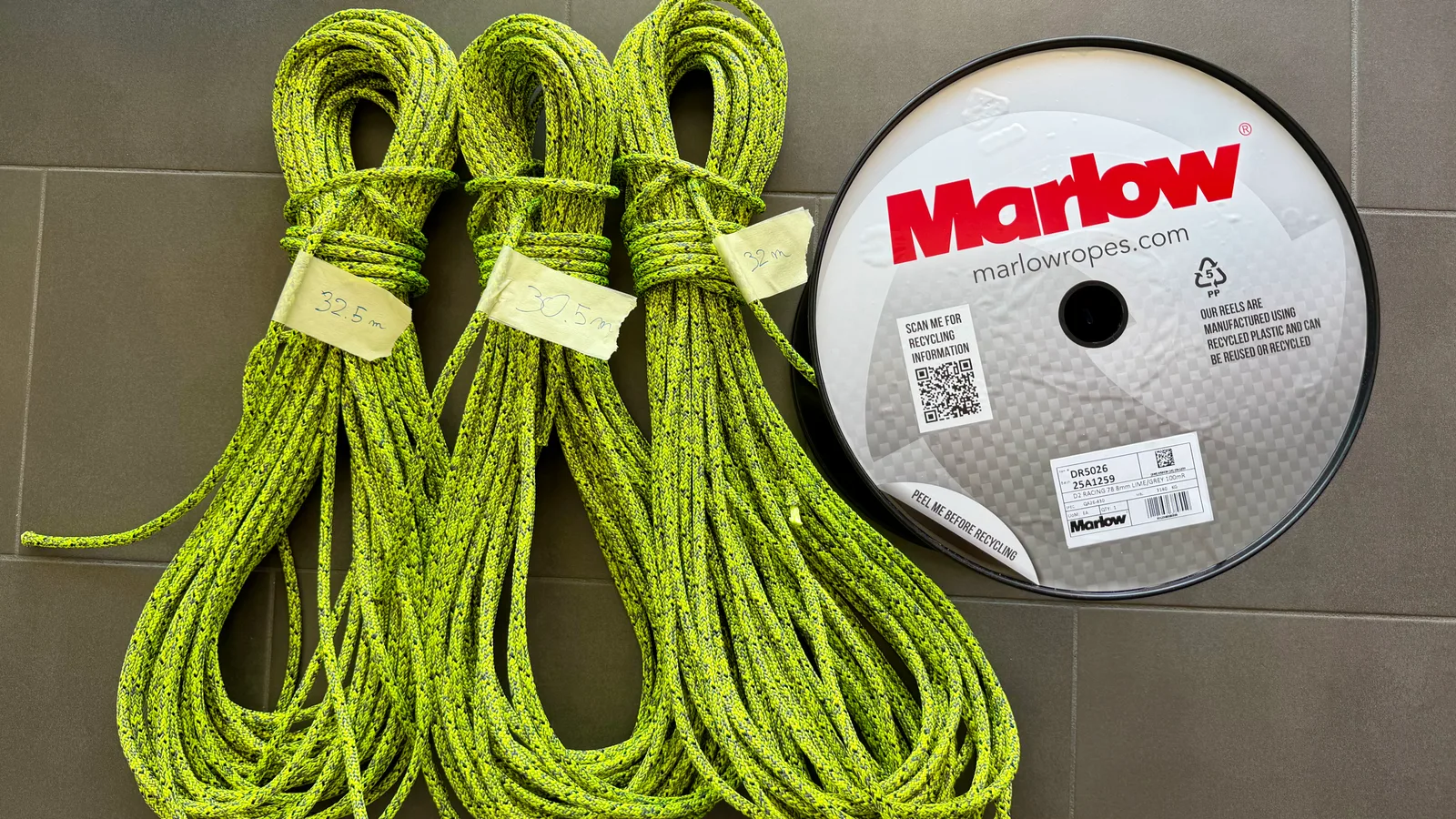 Trois drisses Marlow D2 Racing 8 mm Dyneema SK78 lovées à côté de la bobine Marlow avant montage sur un J/92s