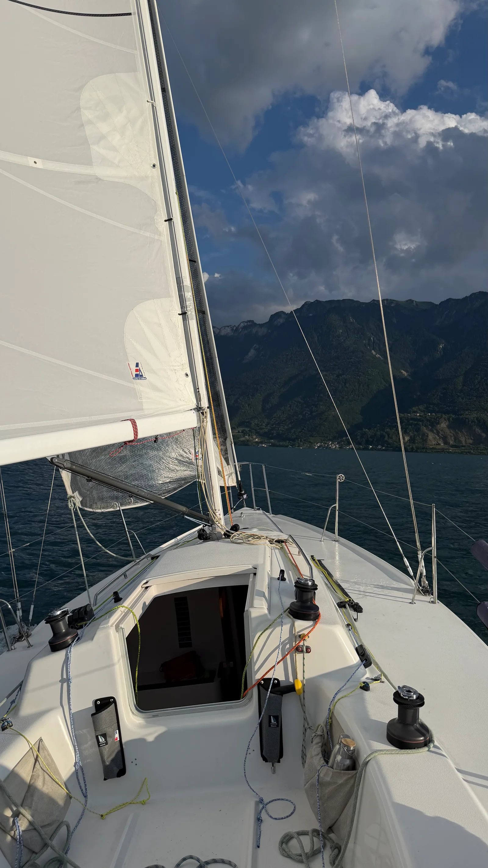 JAMAIS au portant sur le Léman devant les Préalpes : nouveaux Marlow D2 Racing 8 mm rentrés dans les stoppers Spinlock, tirées de manœuvre lovées sur le rouf