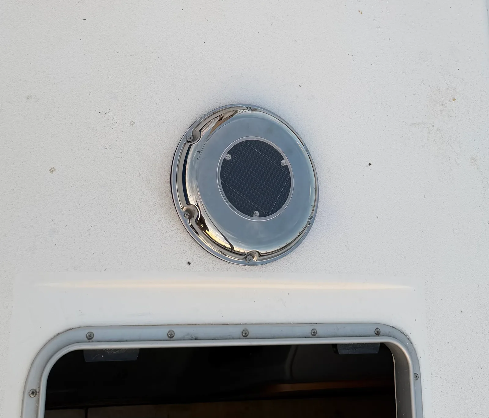 Aérateur Solarvent monté sur le pont d'un J/92s, dôme chromé poli à cellule photovoltaïque intégrée, capot de descente juste en dessous