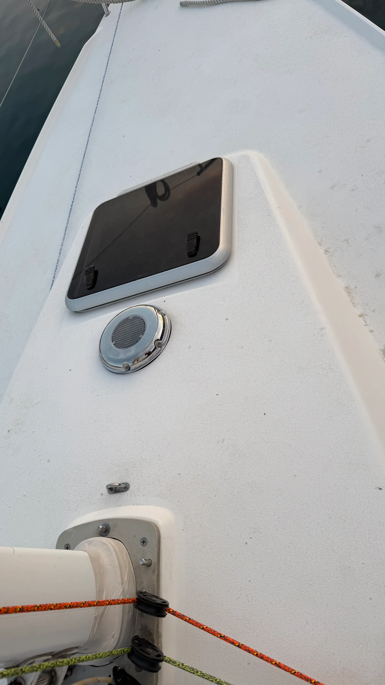 Aérateur solaire posé juste à l'avant du capot de pont : l'humidité aspirée passe au-dessus de la cabine avant, là où l'équipement mouillé sèche sous la sortie d'air