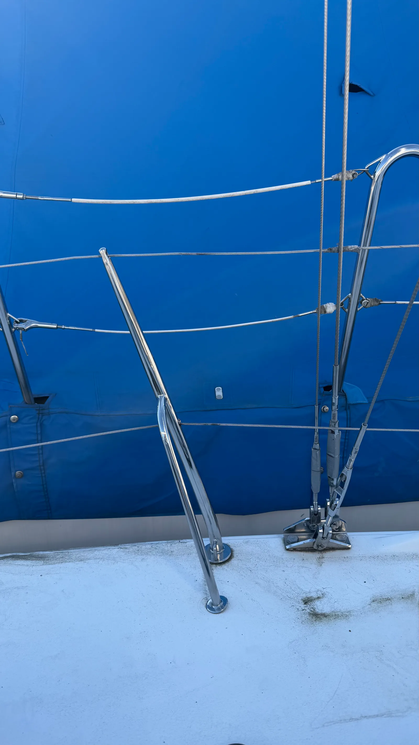 Kit bouée fer à cheval Osculati sanglé au balcon arrière d'un J/92s : housse PVC/polyester, bouée, boetta lumineuse et ligne de 30 m rangées ensemble