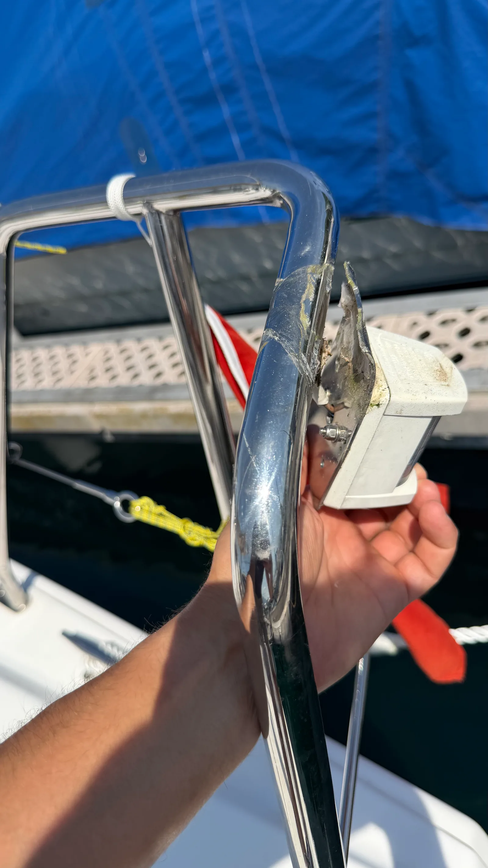 Platine inox du feu de poupe d'un J/92s re-soudée à l'Atelier Sanso (Puidoux) : cordon de soudure propre prêt à recevoir le feu sur une base solide