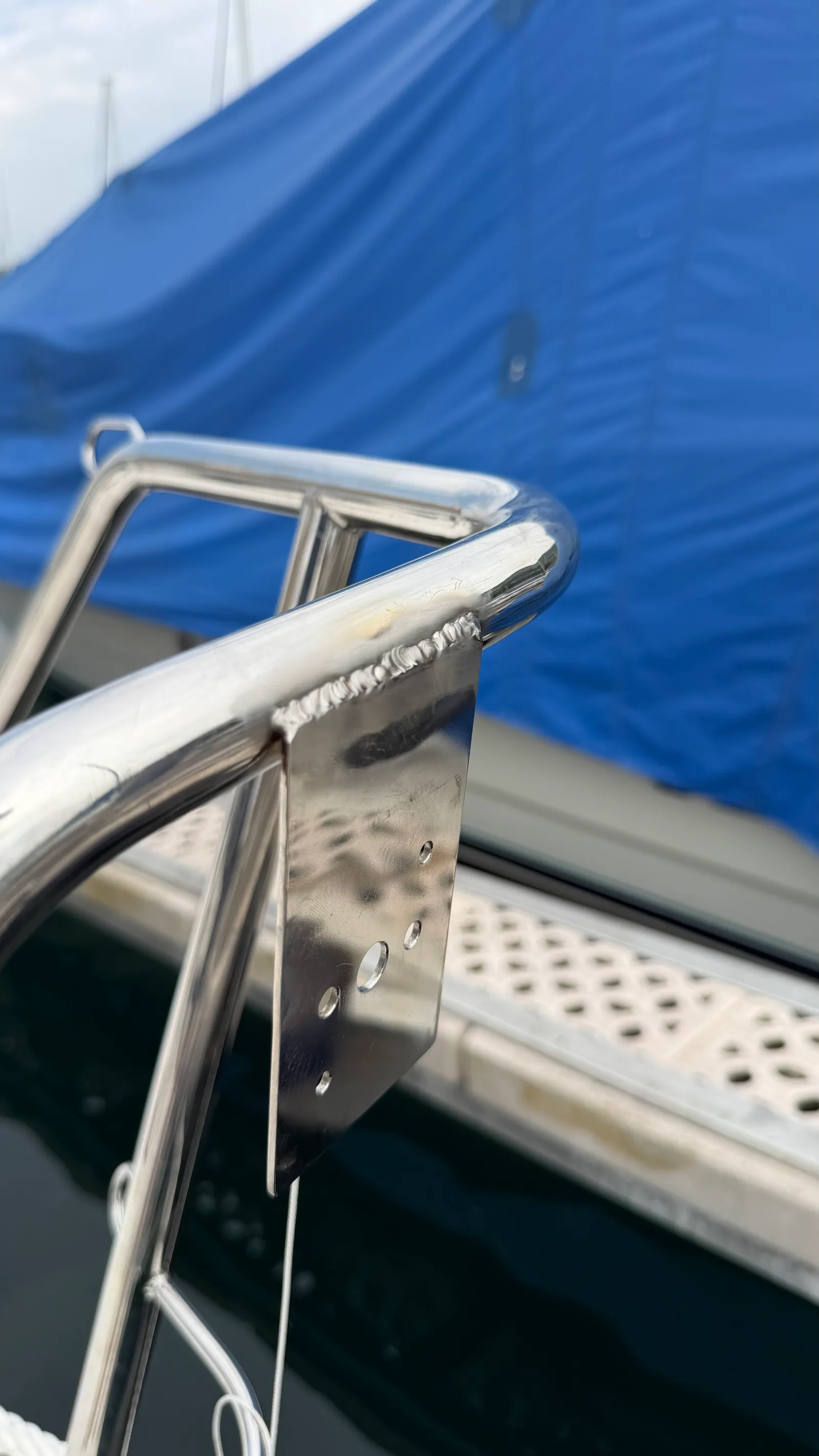Feu de poupe remonté sur la platine re-soudée du balcon d'un J/92s, câble bipolaire neuf tiré à travers la vis creuse — la station électrique arrière refaite avec le refit électrique