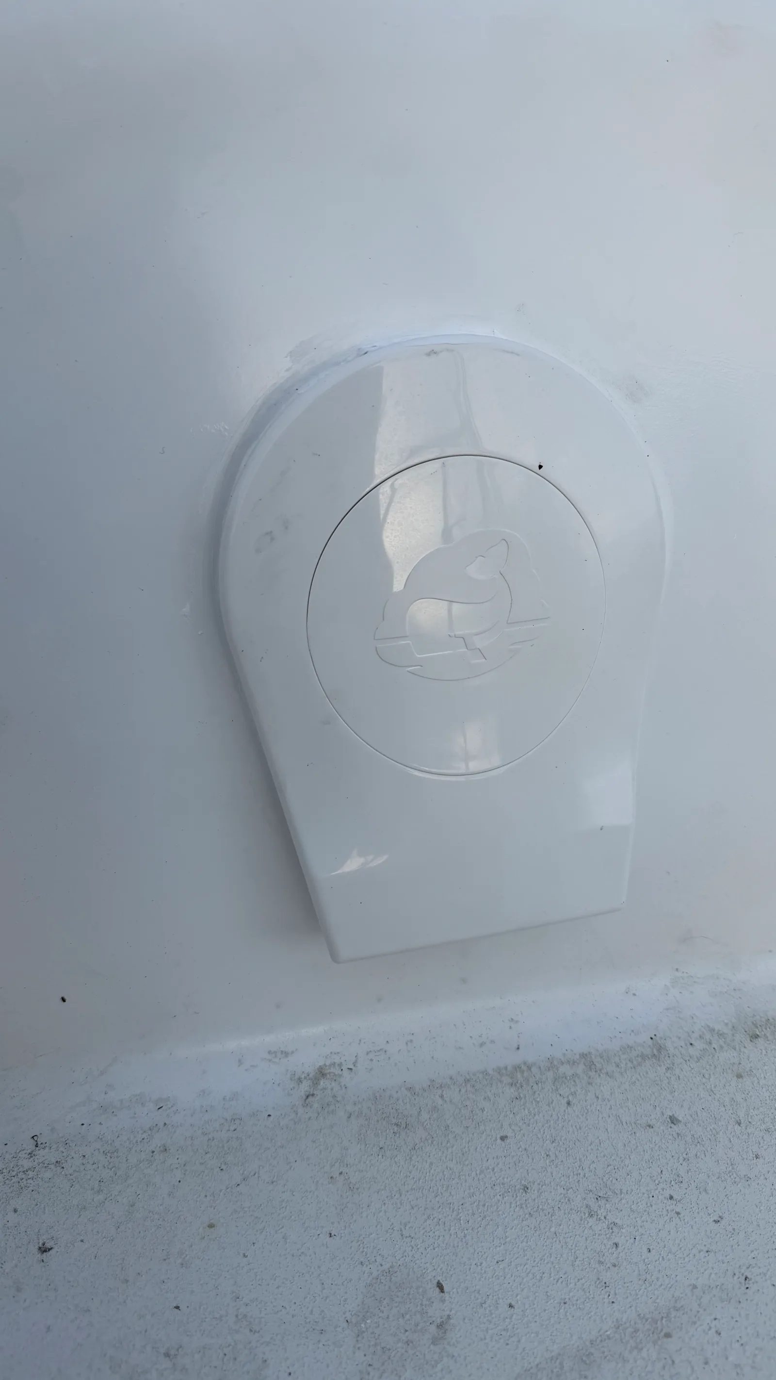 Pompe manuelle Whale Smart Bail installée sur la cloison arrière du cockpit de JAMAIS : embase fixée à sec sur le renfort FP4, prête à recevoir le levier amovible