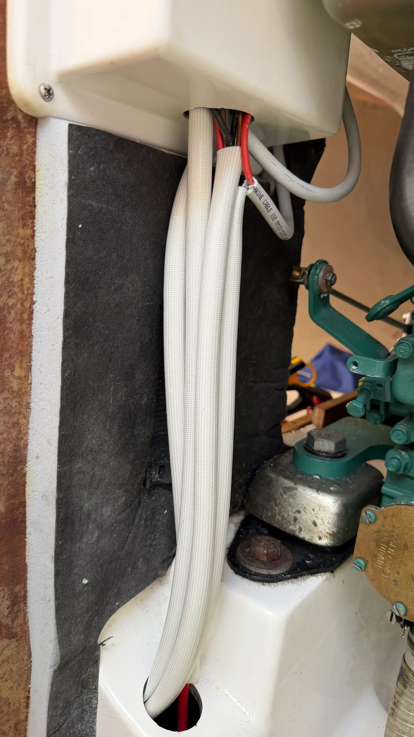 Faisceaux 12V remontés en haut du compartiment moteur, sous gaine silicone 200°C blanche