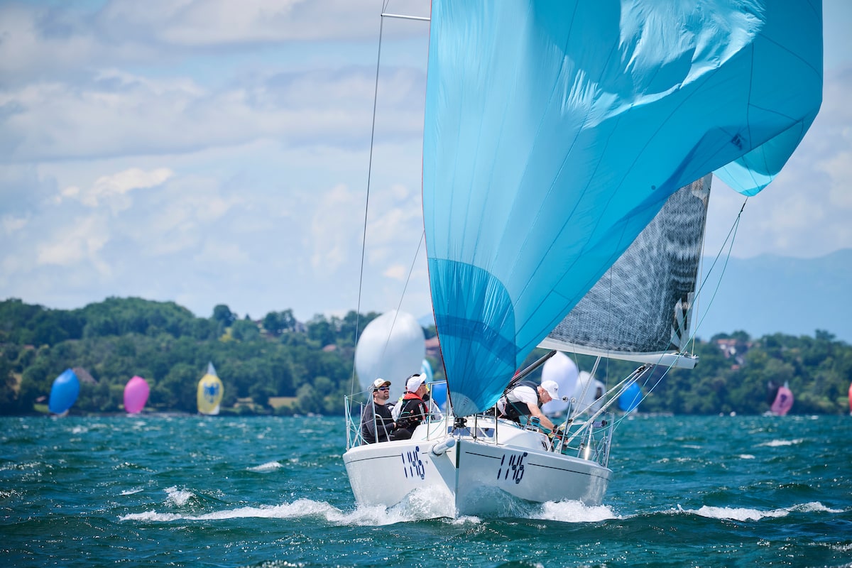 J/92s sous gennaker bleu en régate du Bol d'Or sur le Léman
