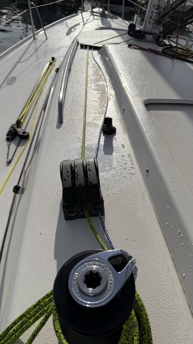 Détail du pont du J/92s JAMAIS — stoppers Spinlock XTS, drisses Marlow D2 Racing, organisation cockpit pour la régate sur le Léman.